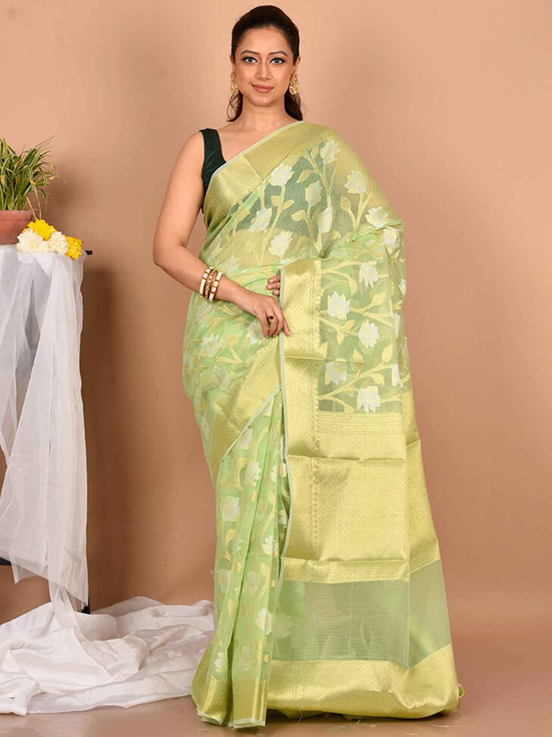 

AllSilks Green & Gold-Toned Floral Zari Silk Blend Saree