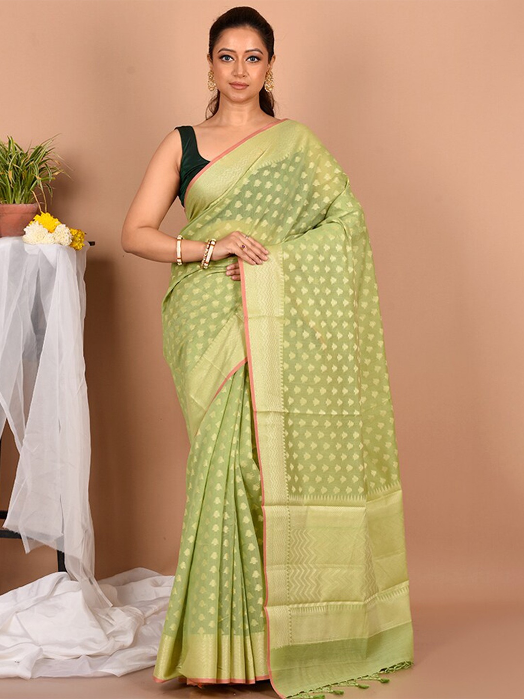 

AllSilks Green & Peach-Coloured Woven Design Zari Silk Blend Saree
