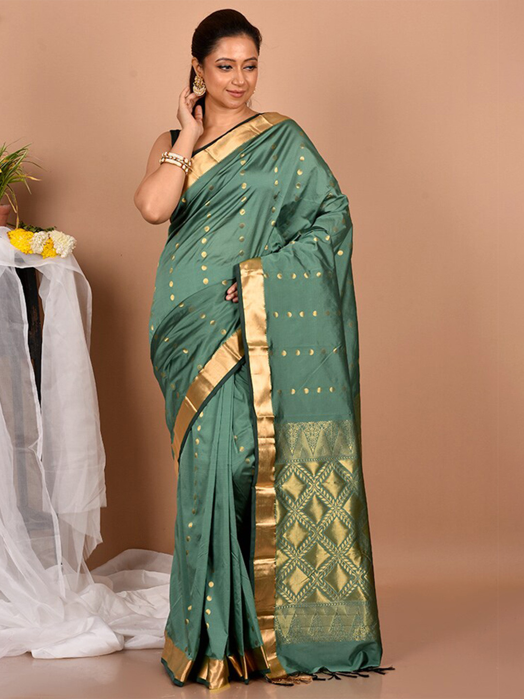

AllSilks Green & Gold-Toned Woven Design Zari Silk Blend Kanjeevaram Saree