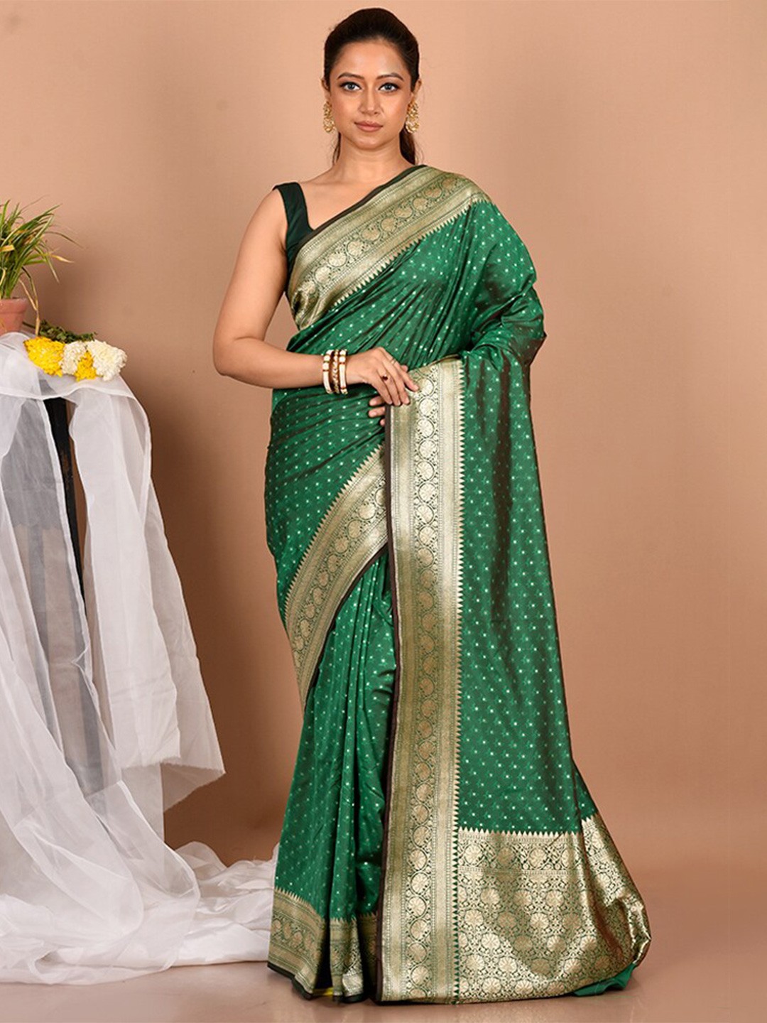 

AllSilks Green & Gold-Toned Woven Design Zari Silk Blend Banarasi Saree