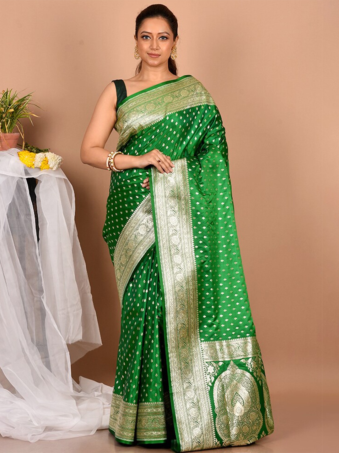 

AllSilks Green & Silver-Toned Woven Design Zari Silk Blend Banarasi Saree