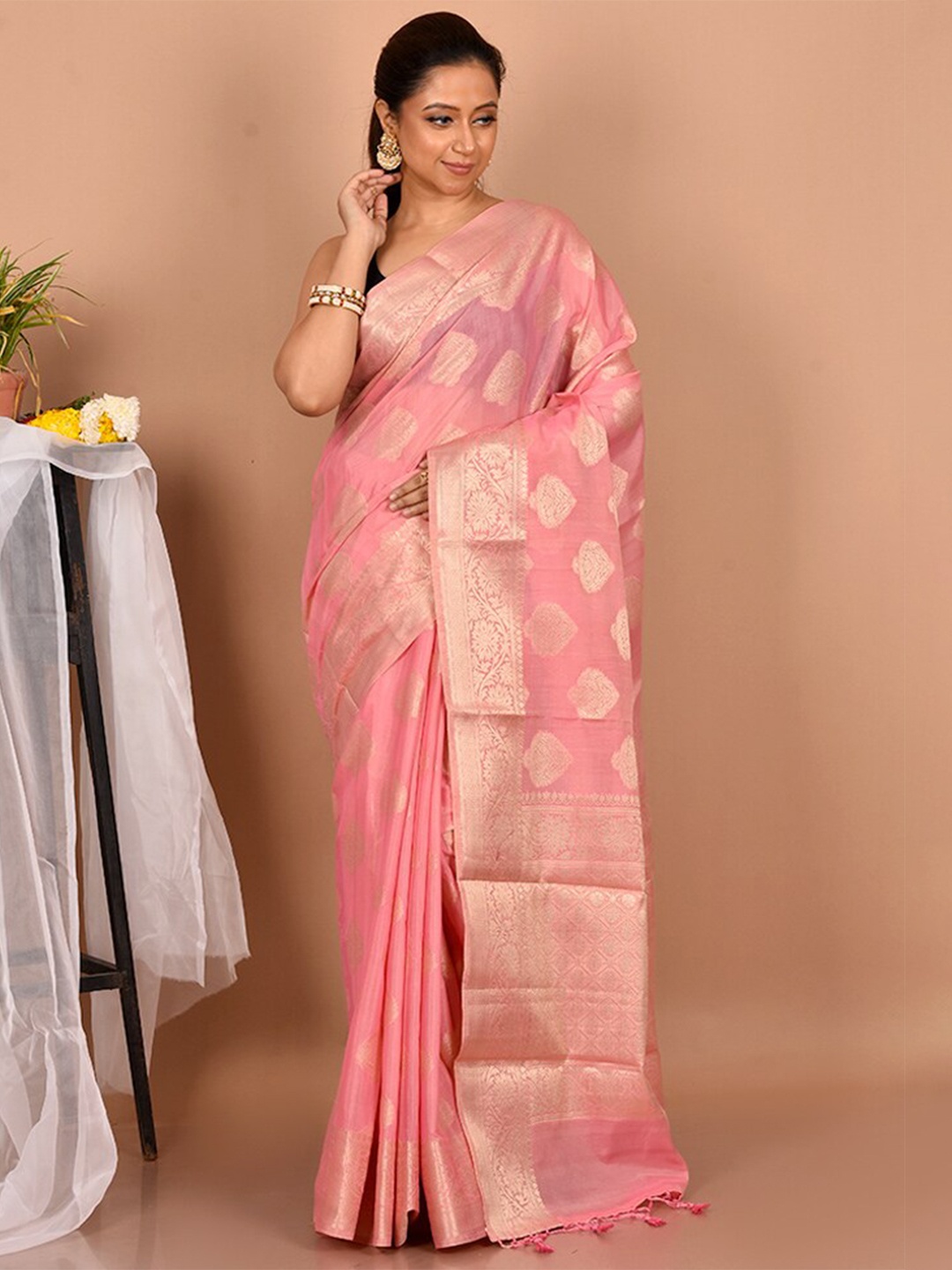 

AllSilks Pink & Gold-Toned Ethnic Motifs Zari Silk Blend Saree