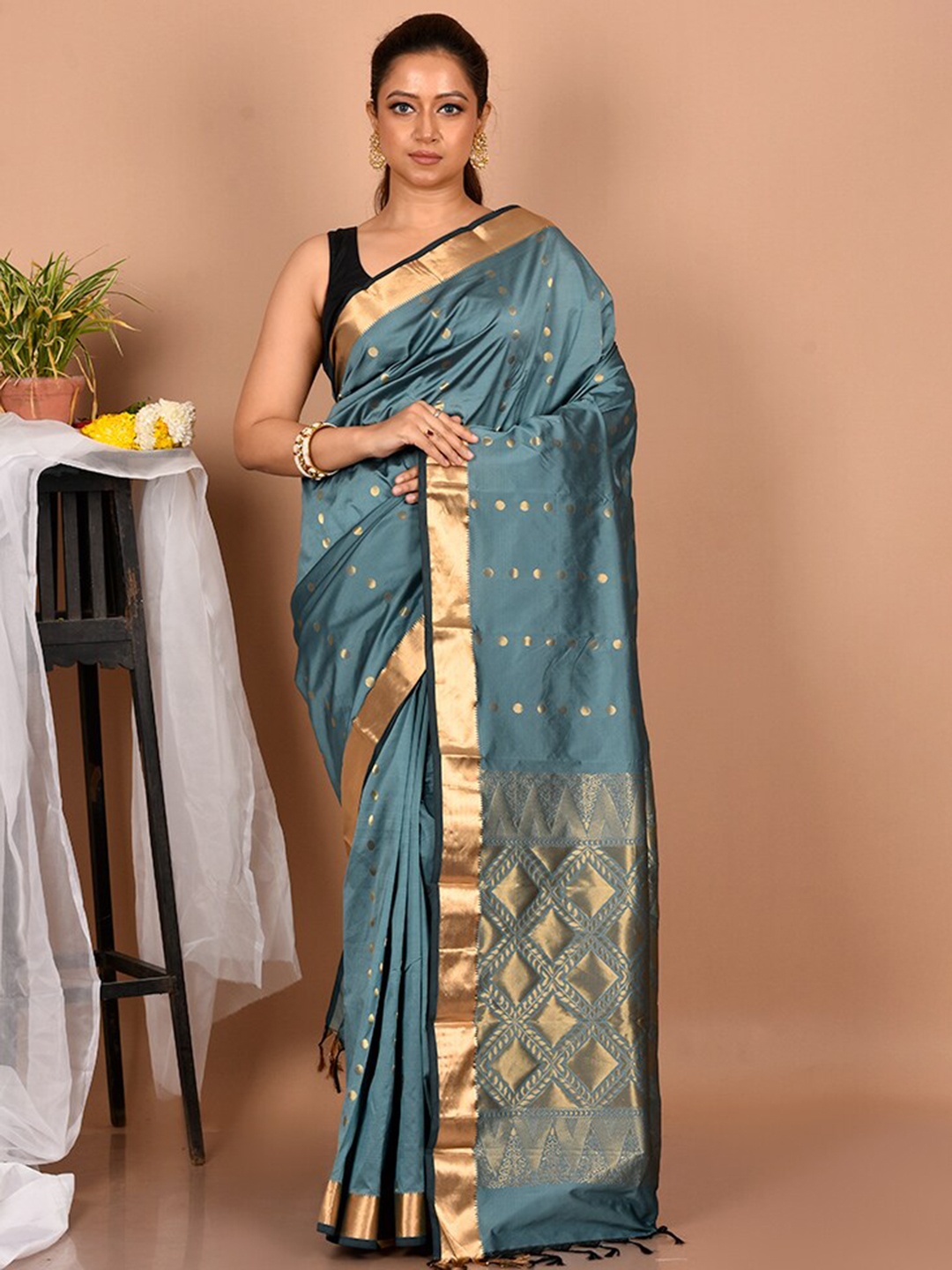 

AllSilks Grey & Gold-Toned Ethnic Motifs Zari Silk Blend Kanjeevaram Saree