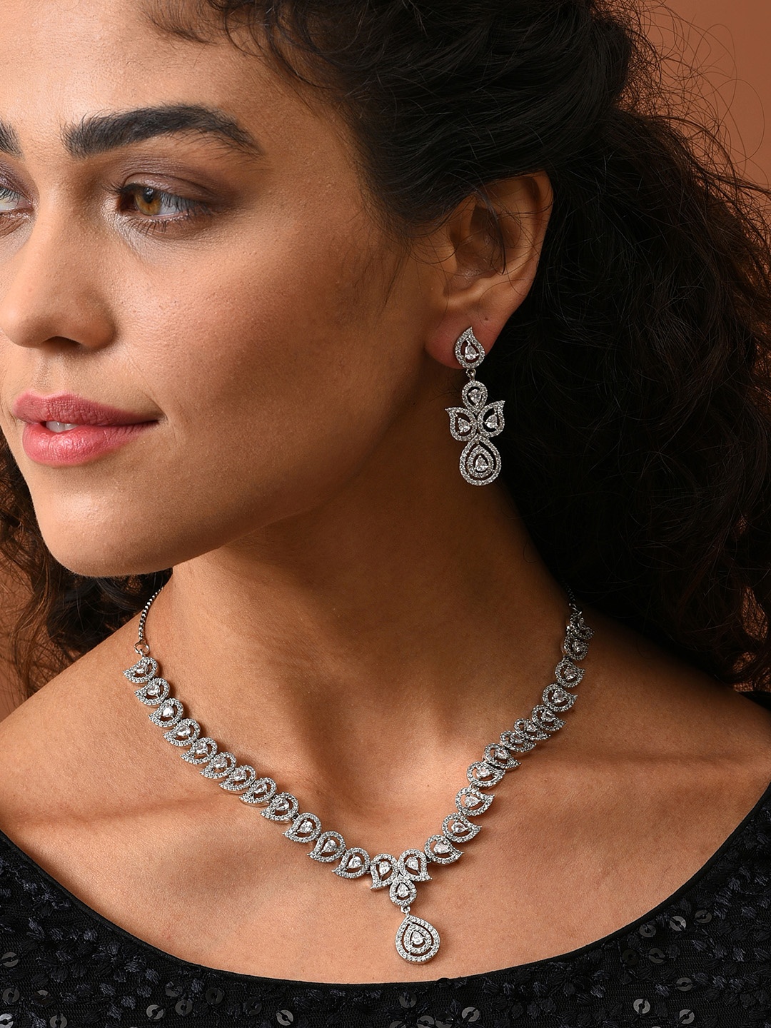 

SOHI Women Silver-Plated White Stone-Studded Jewellery Set