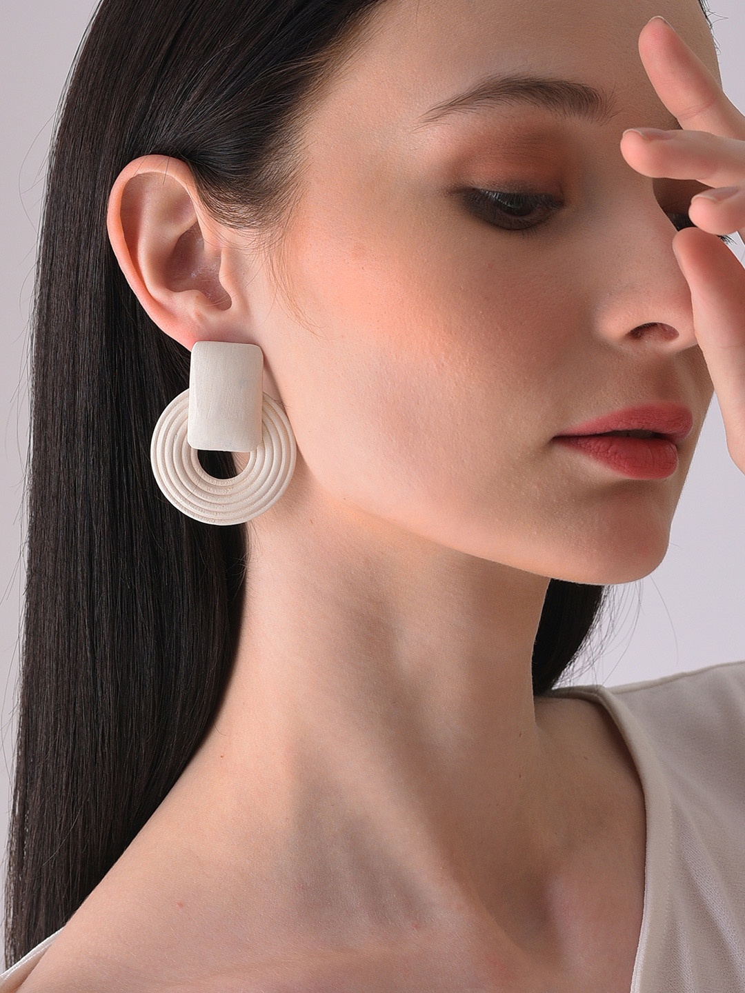 

SOHI White Contemporary Drop Earrings