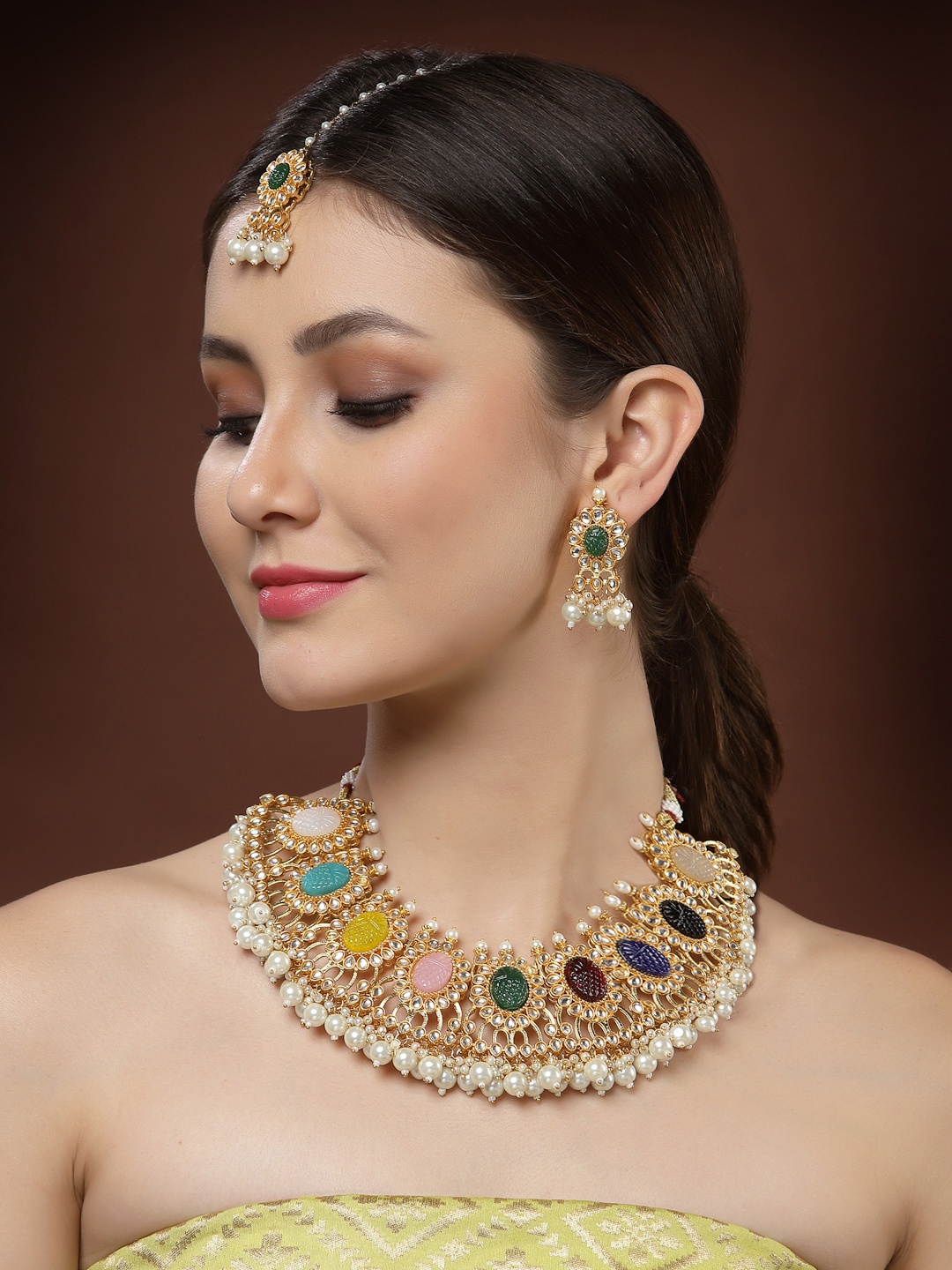 

PANASH Women Gold-Plated White & Green Kundan Studded & Pearls Beaded Jewellery Set