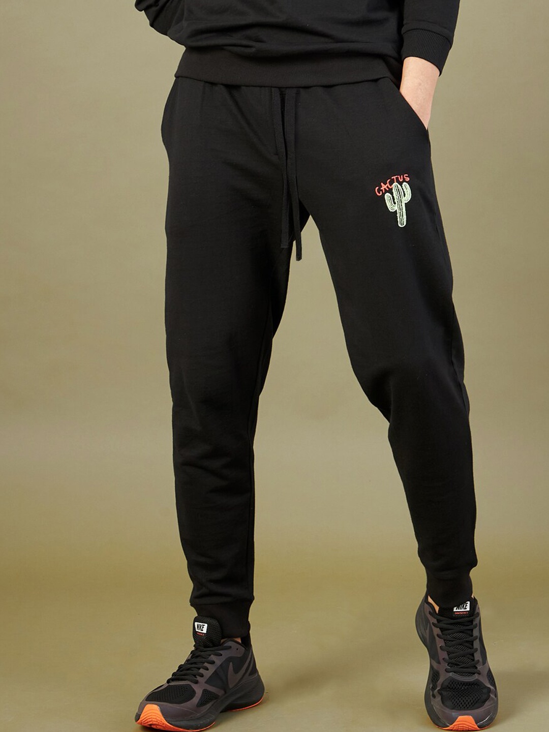 

MASCLN SASSAFRAS Men Black Embroidered Relaxed Fit Joggers