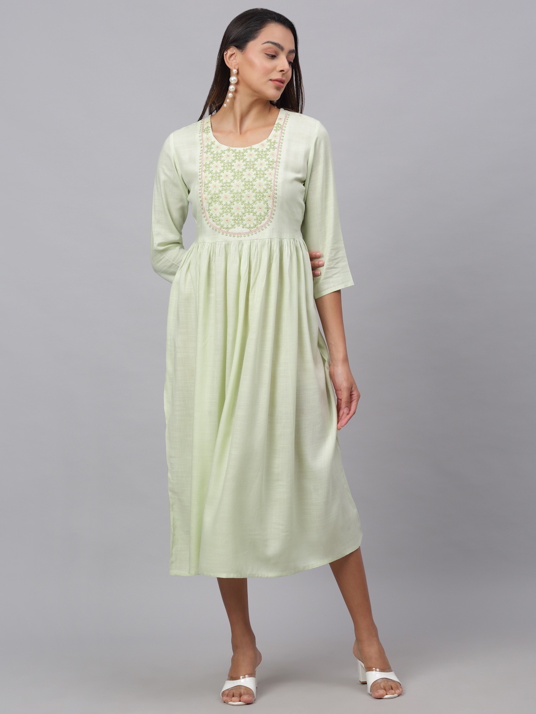 

KALINI Women Green & Gold-Toned Yoke Design Thread Work Kurta