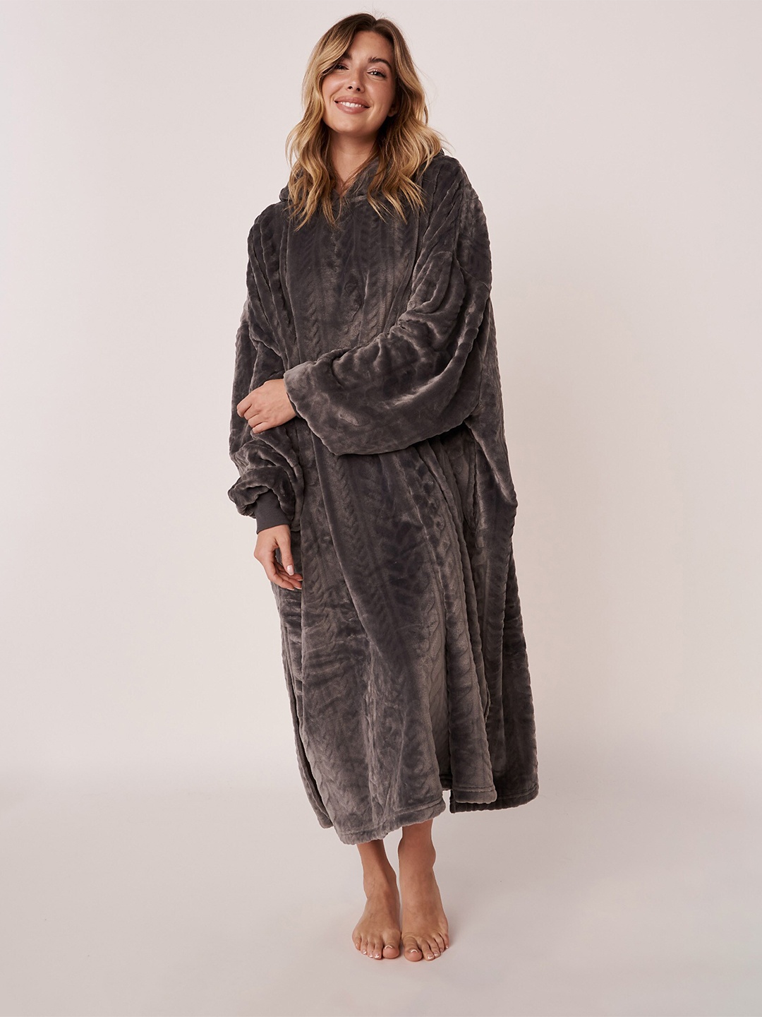 

La Vie en Rose Women Black Longline Hooded Pullover