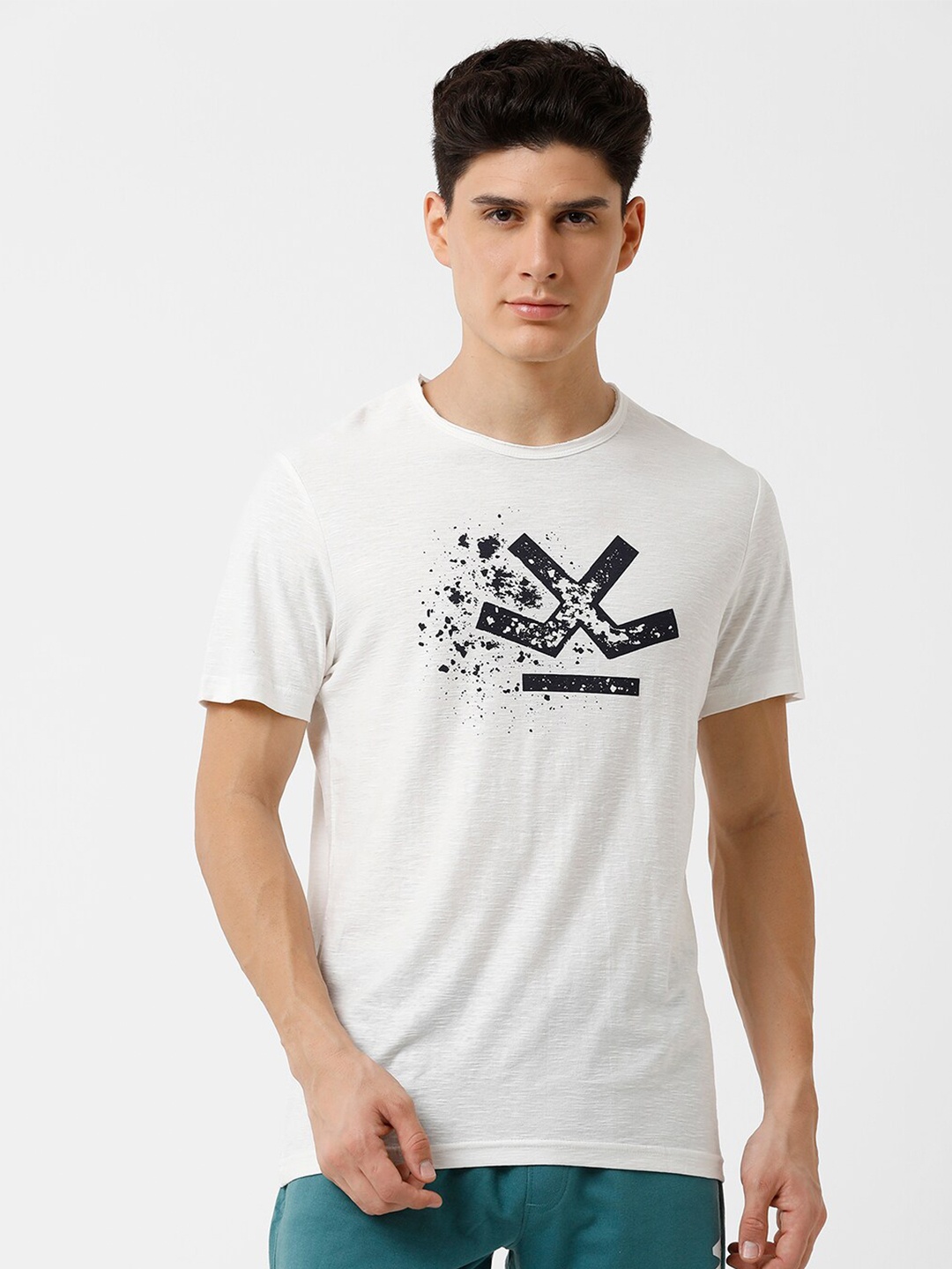 

WROGN Men White & Black Printed Slim Fit T-shirt