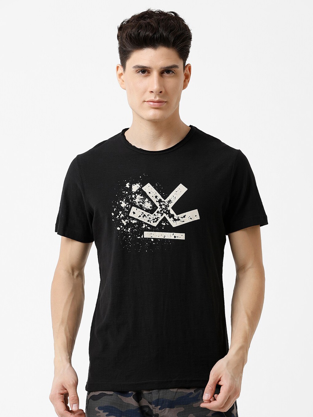 

WROGN Men Black & White Printed Slim Fit T-shirt