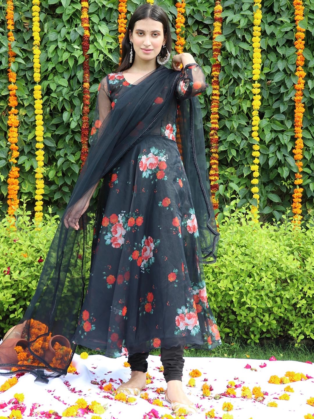 

OneWe Women Floral Printed Kurta with Churidar & Dupatta, Black