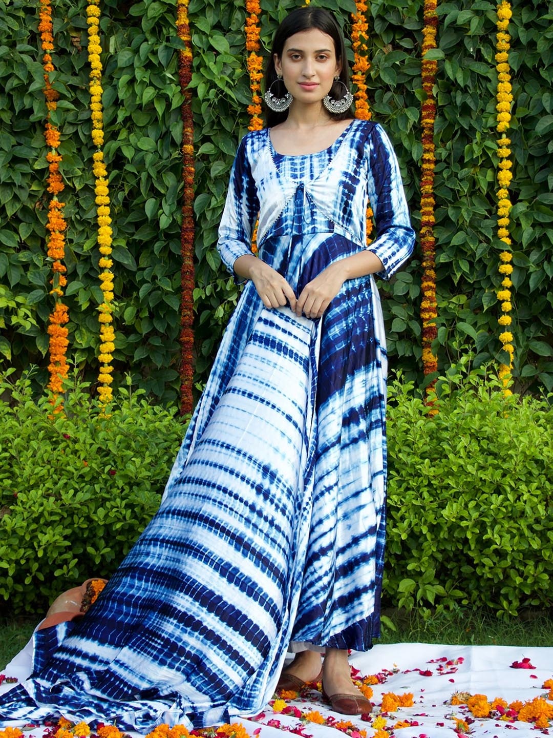 

OneWe Women Dyed Flared Kurta with Trousers & Dupatta, Blue