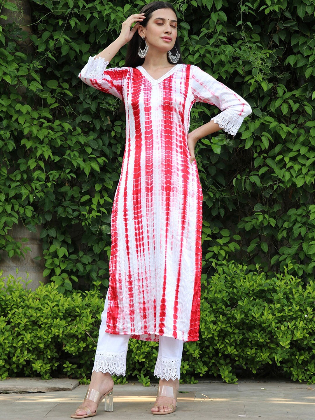 

OneWe Women Regular Dyed Kurta with Trousers, Red