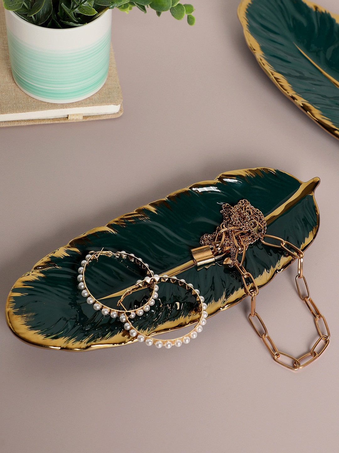 

Bonhomie Green Leaf Ceramic Tray