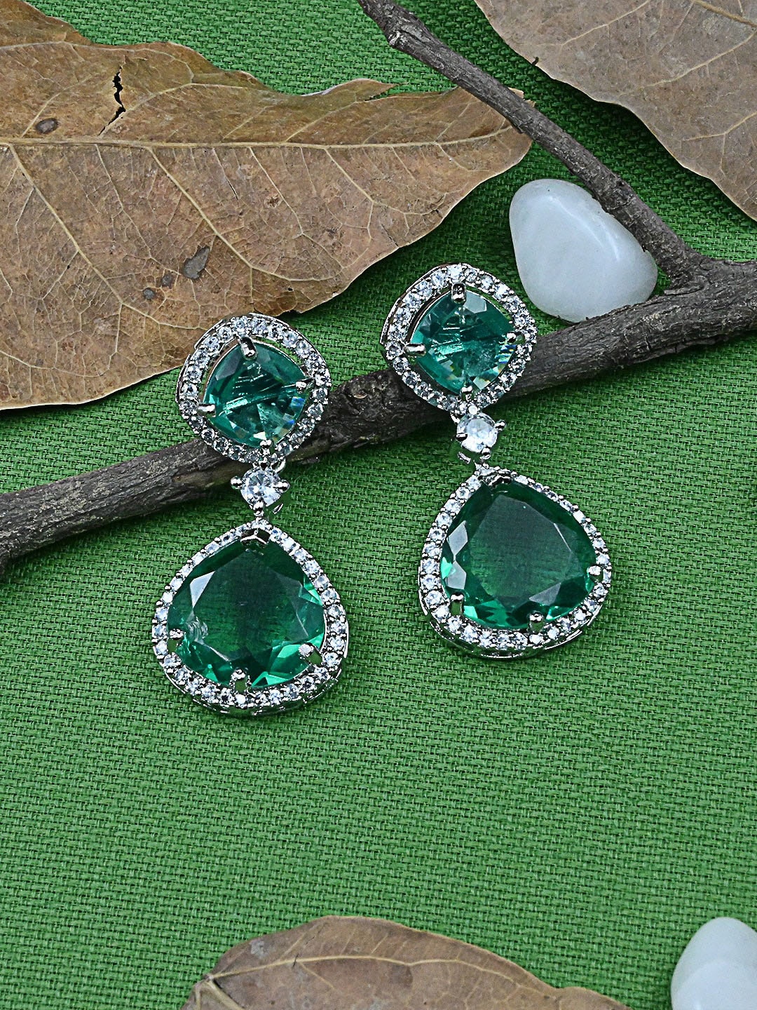 

StileAdda Green Teardrop Shaped Drop Earrings