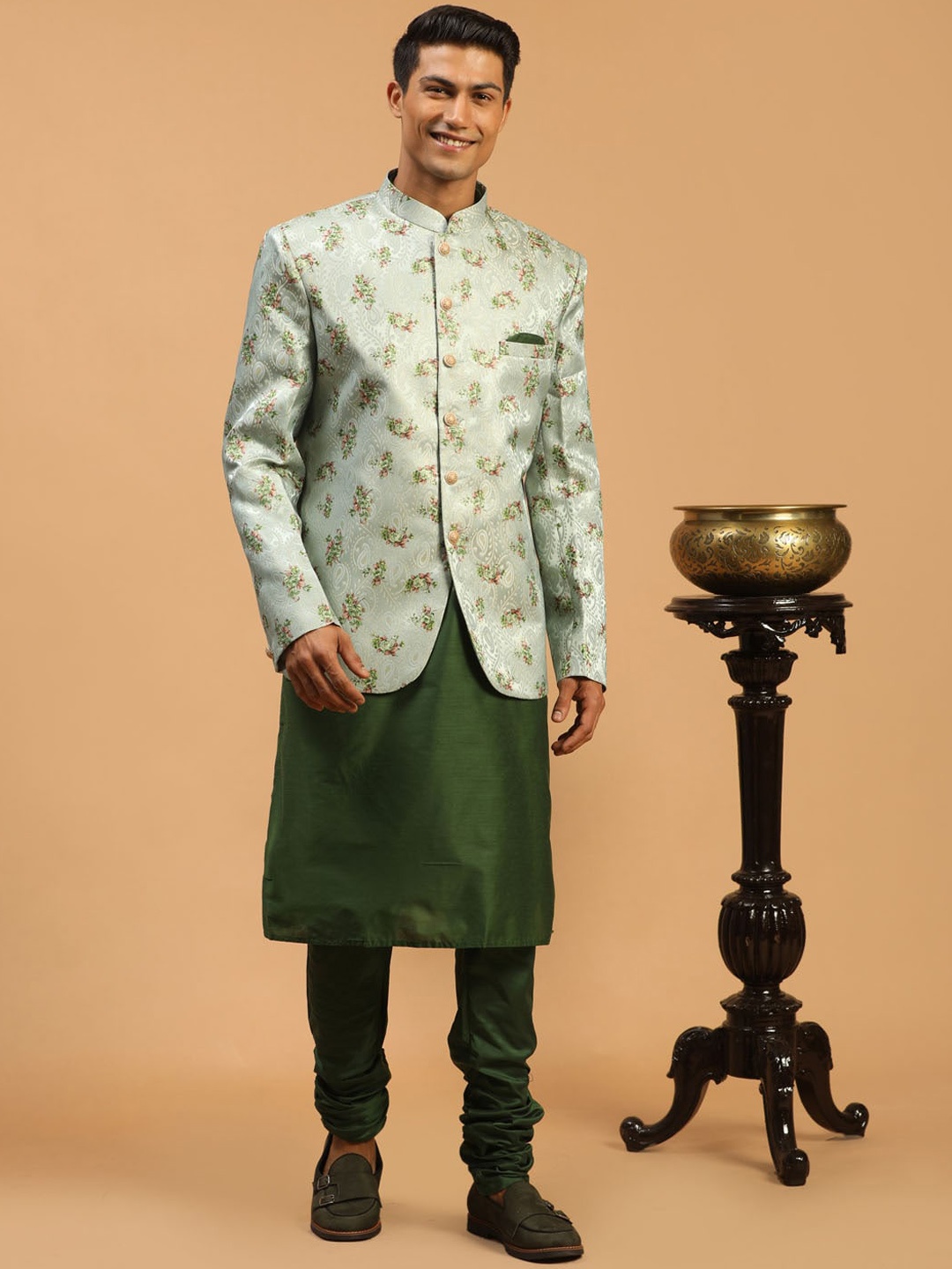 

VASTRAMAY Men Regular Straight Kurta with Churidar & Jacket, Green