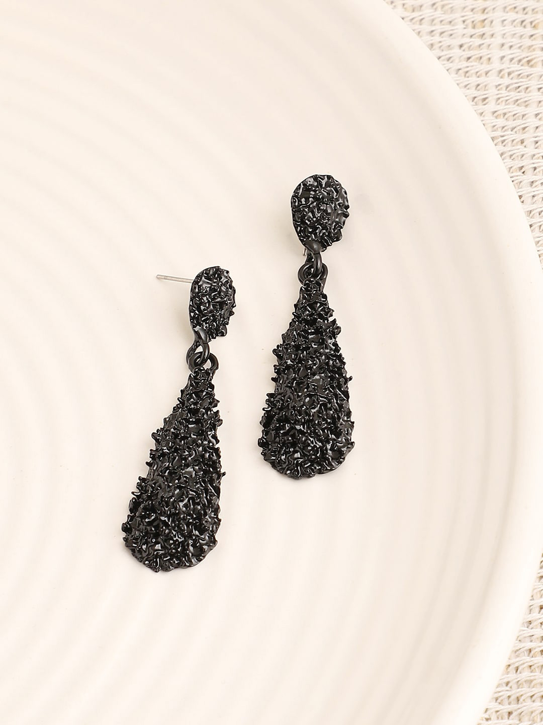 

SOHI Black Contemporary Drop Earrings