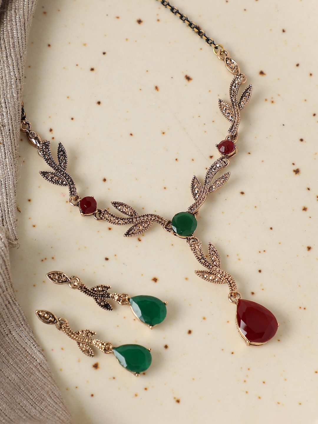 

SOHI Women Gold-Plated Red & Green Stone Studded Jewellery Set
