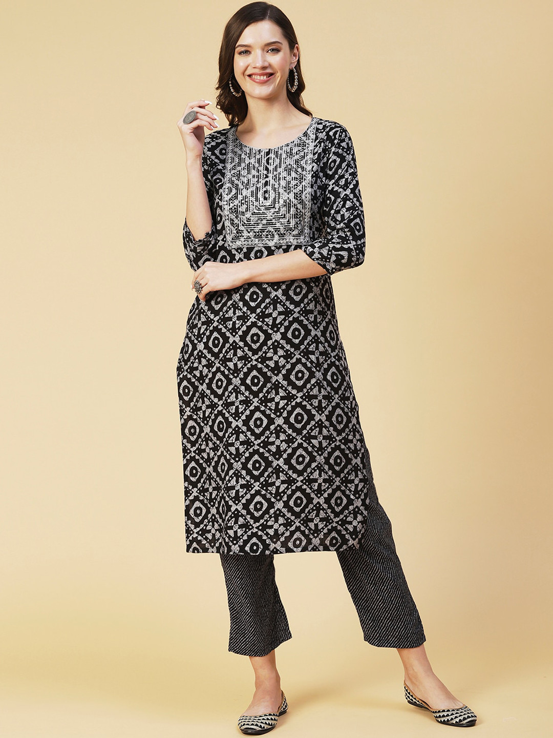 

FASHOR Women Geometric Printed Kurta with Trousers, Black
