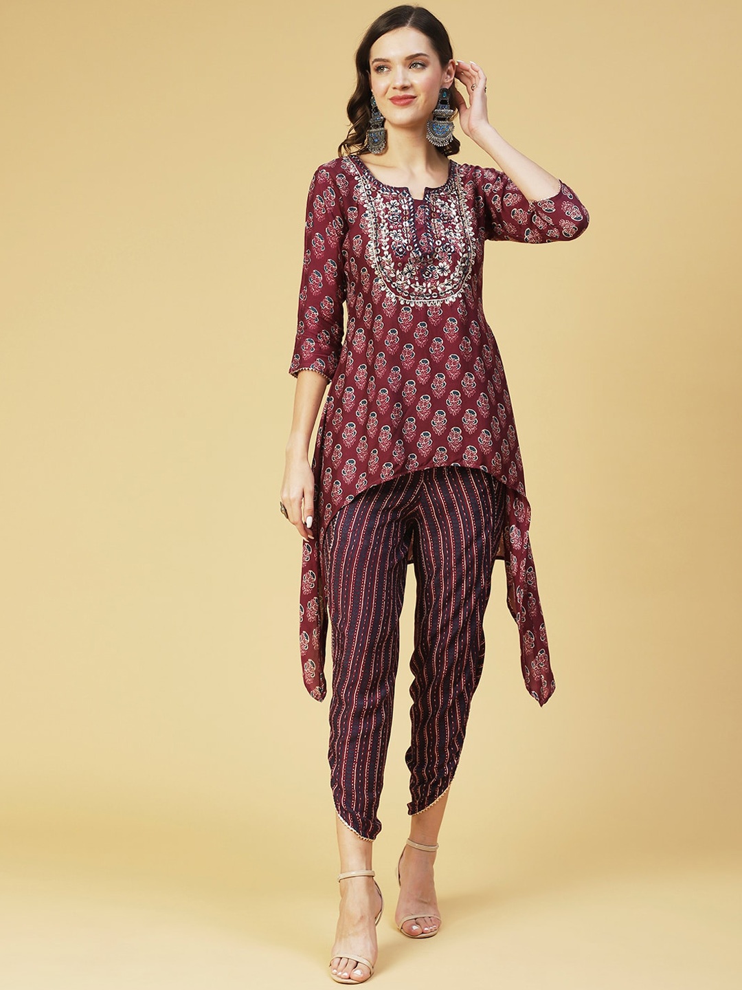 

FASHOR Women Maroon Floral Printed Gotta Patti Kurta with Dhoti Pants