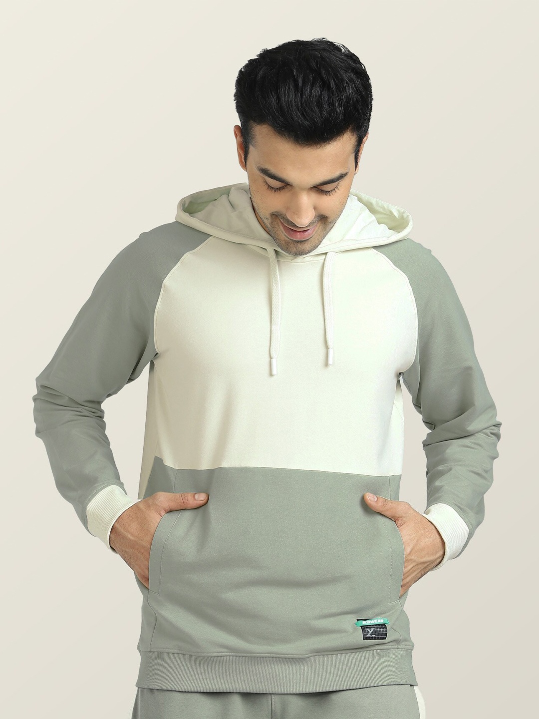 

XYXX Men Off White Colourblocked Hooded Cotton Sweatshirt