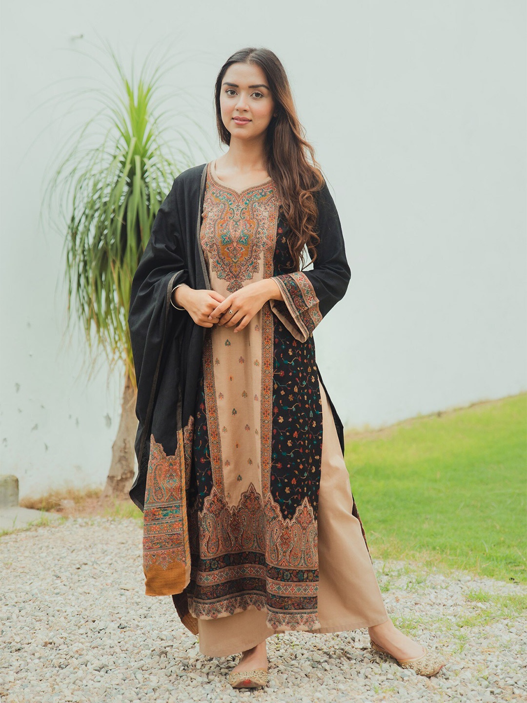 

Safaa Viscose Rayon Unstitched Dress Material, Black