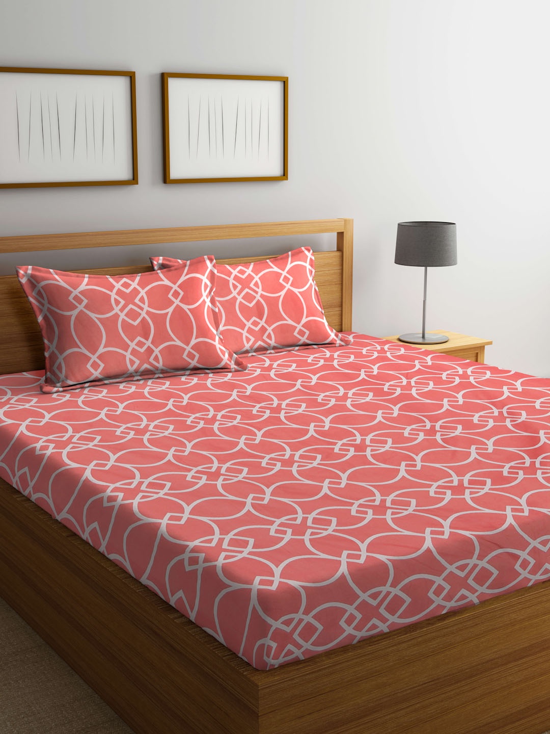 KLOTTHE Coral & White Geometric 300 TC King Bedsheet with 2 Pillow Covers