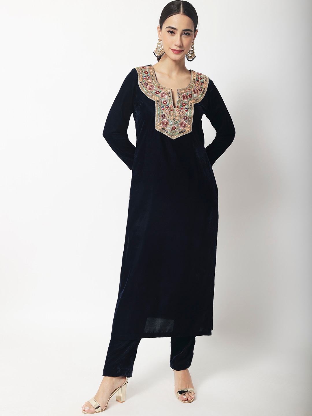 

anokherang Women Floral Embroidered Kurta with Trousers, Navy blue