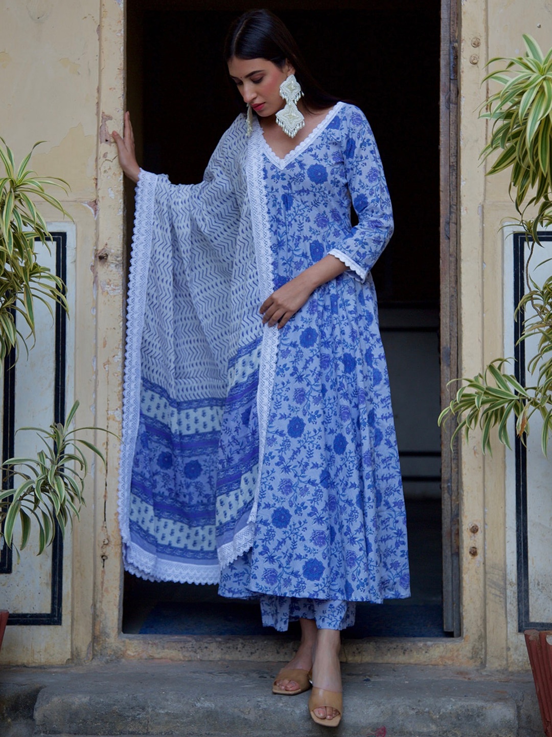 

OneWe Women Floral Printed Pure Cotton Kurta with Trousers & Dupatta, Blue