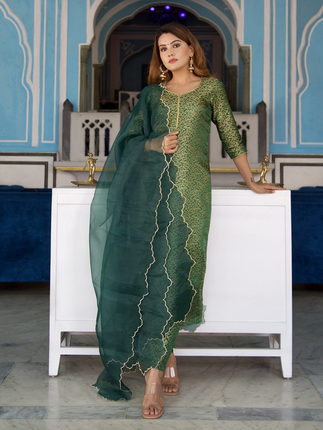 

OneWe Women Woven Design Pure Silk Kurta with Trousers & Dupatta, Green