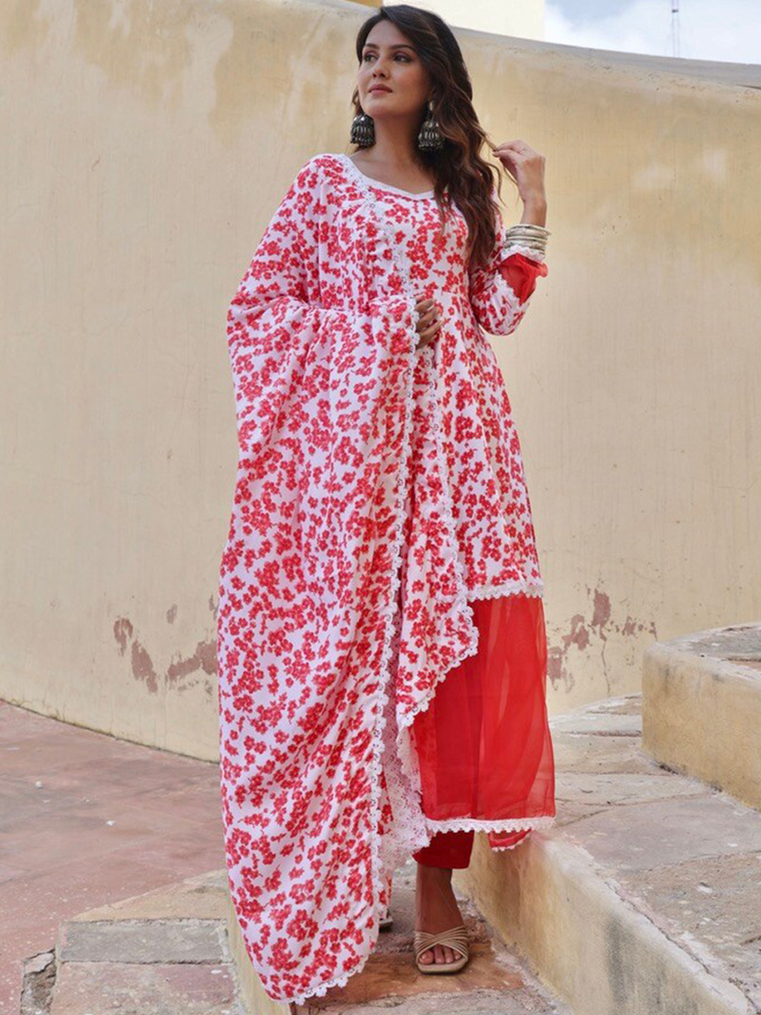 

OneWe Women Floral Printed Layered Thread Work Kurta with Trousers & Dupatta, White