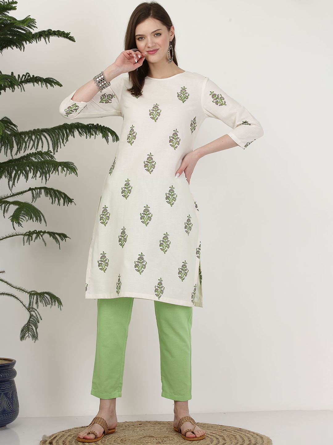 

KAANCHIE NANGGIA Women White Floral Printed Pure Cotton Kurta with Trousers