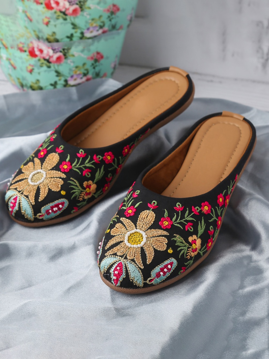 

White World Girls Mules Flats, Black