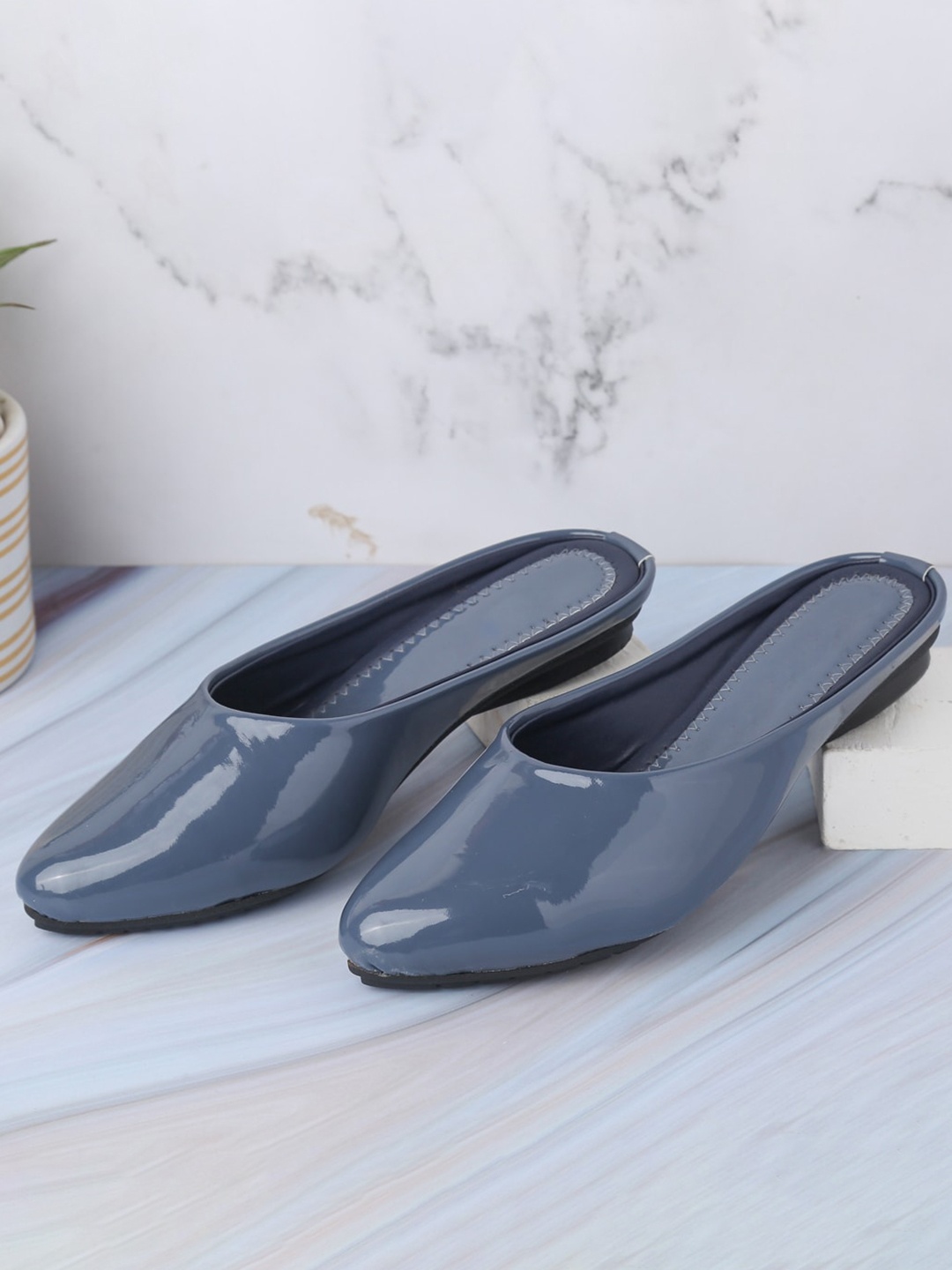 

White World Girls Mules Flats, Blue
