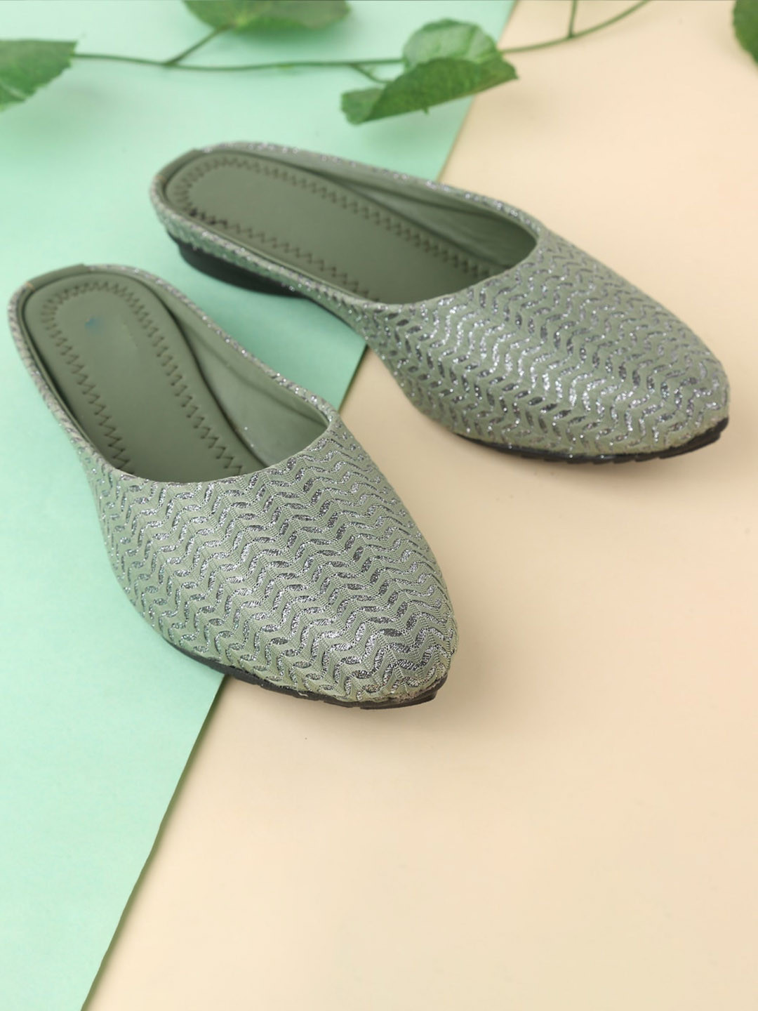 

White World Girls Mules Flats, Green