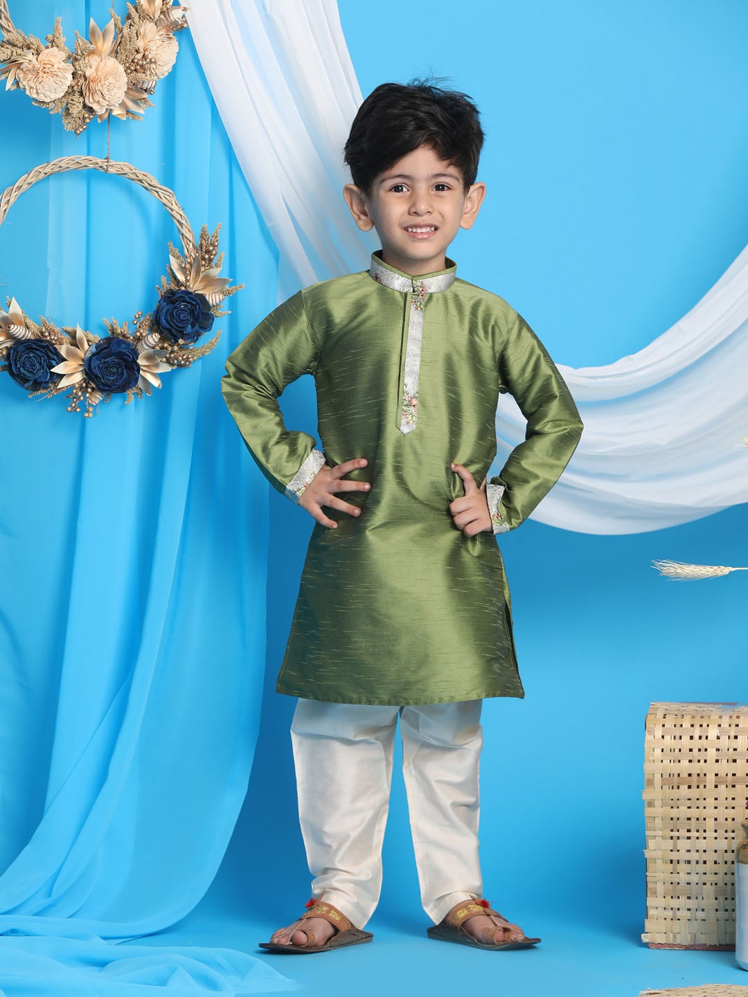 

VASTRAMAY Boys Thread Work Kurta with Pyjamas, Olive