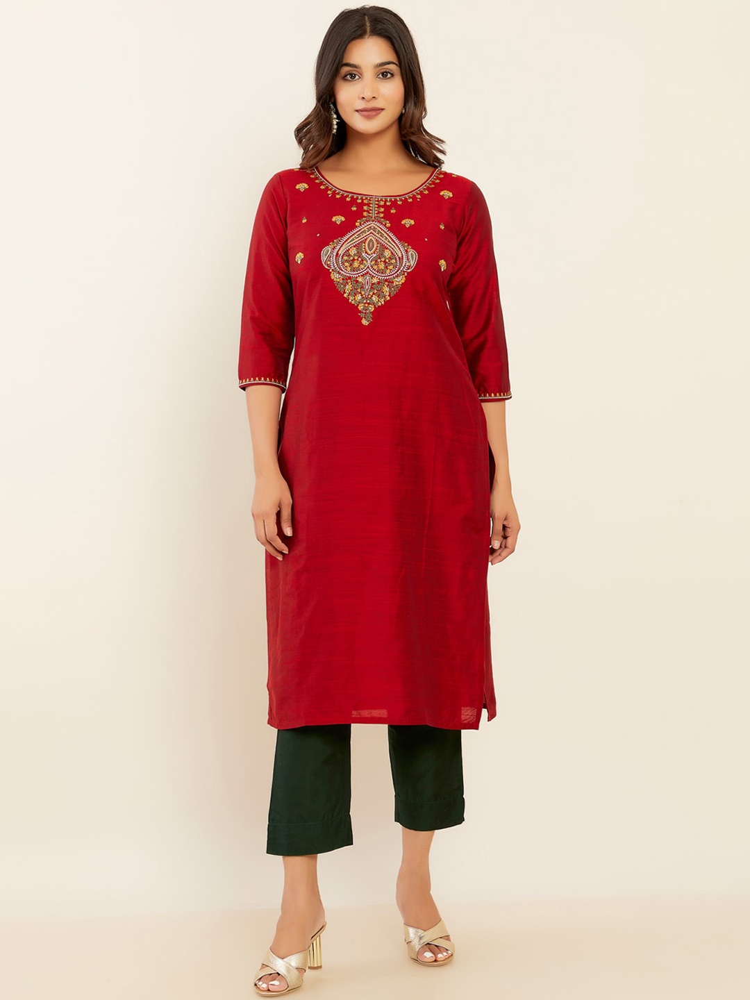 

Maybell Women Floral Embroidered Kurta, Red