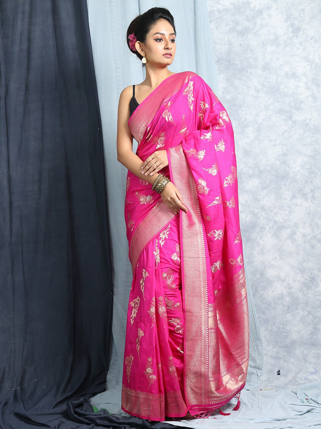 

HERE&NOW Magenta & Gold-Toned Woven Design Zari Art Silk Banarasi Saree