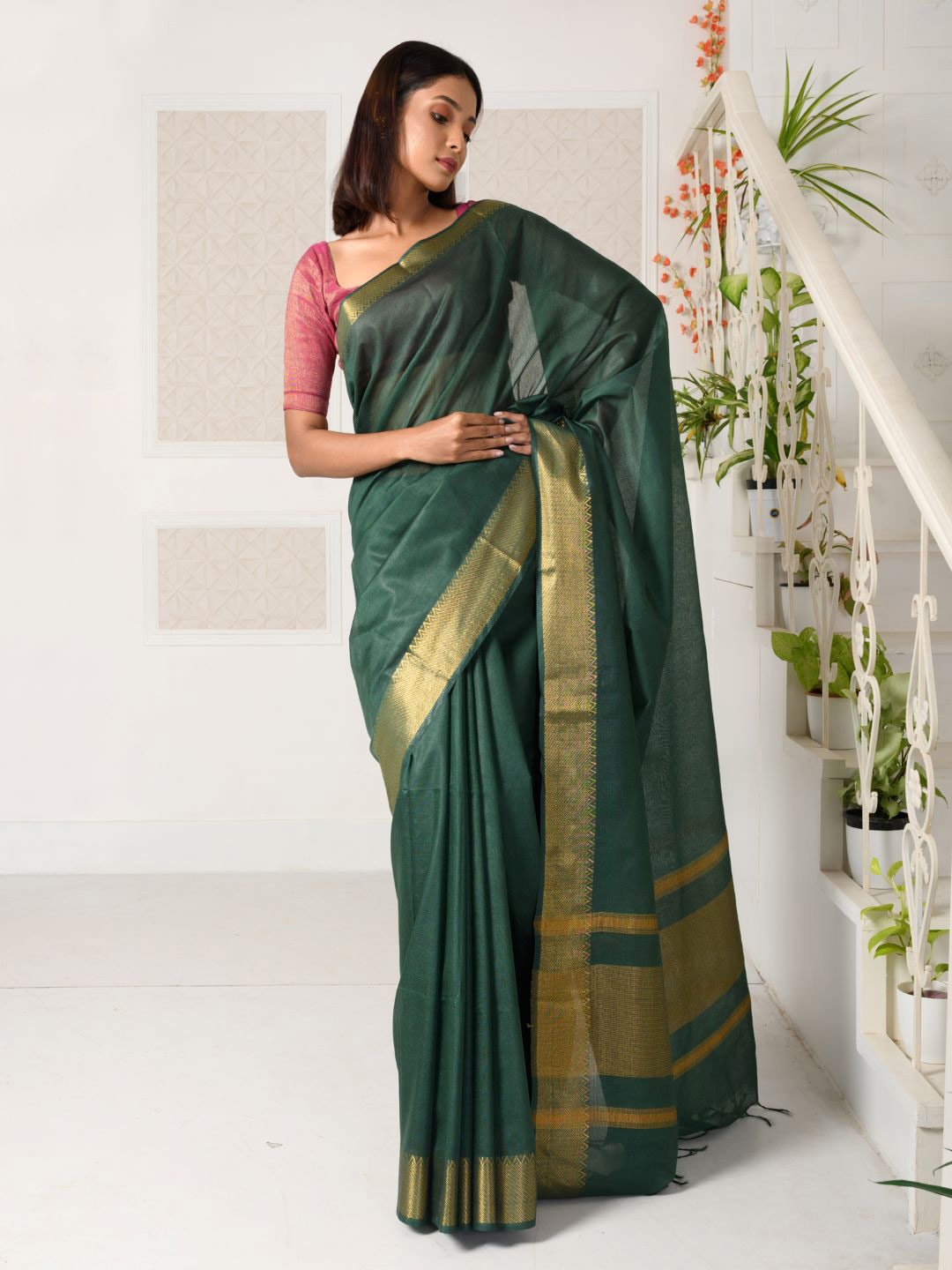 

HERE&NOW Green & Gold-Toned Zari Art Silk Maheshwari Saree