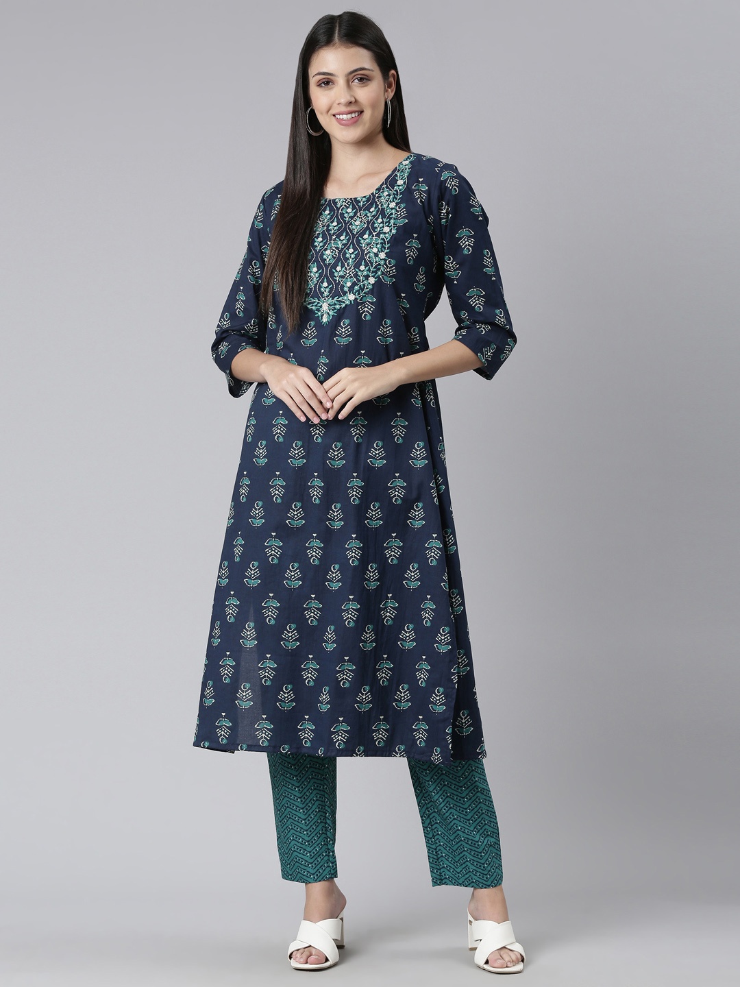 

FLAVIDO Women Floral Printed Thread Work Pure Cotton Kurta with Trousers, Navy blue