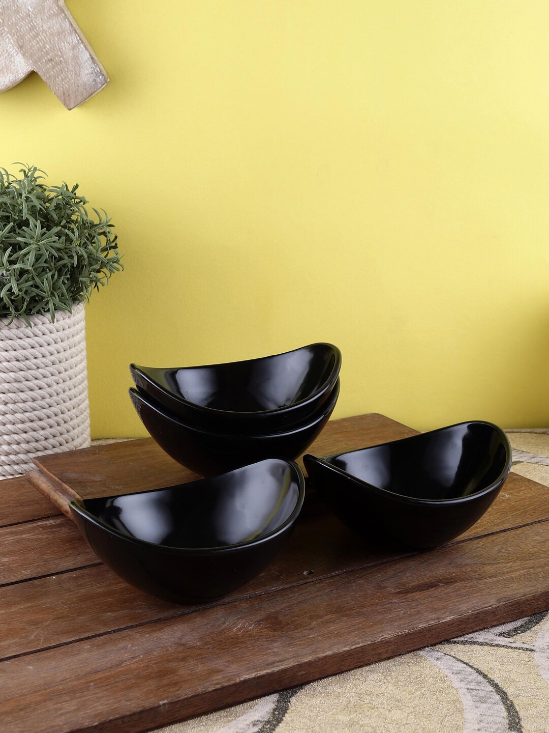 

VarEesha Ebony Set Of 4 Black Ceramic Small Boat Shape Serving Bowls 250 ML
