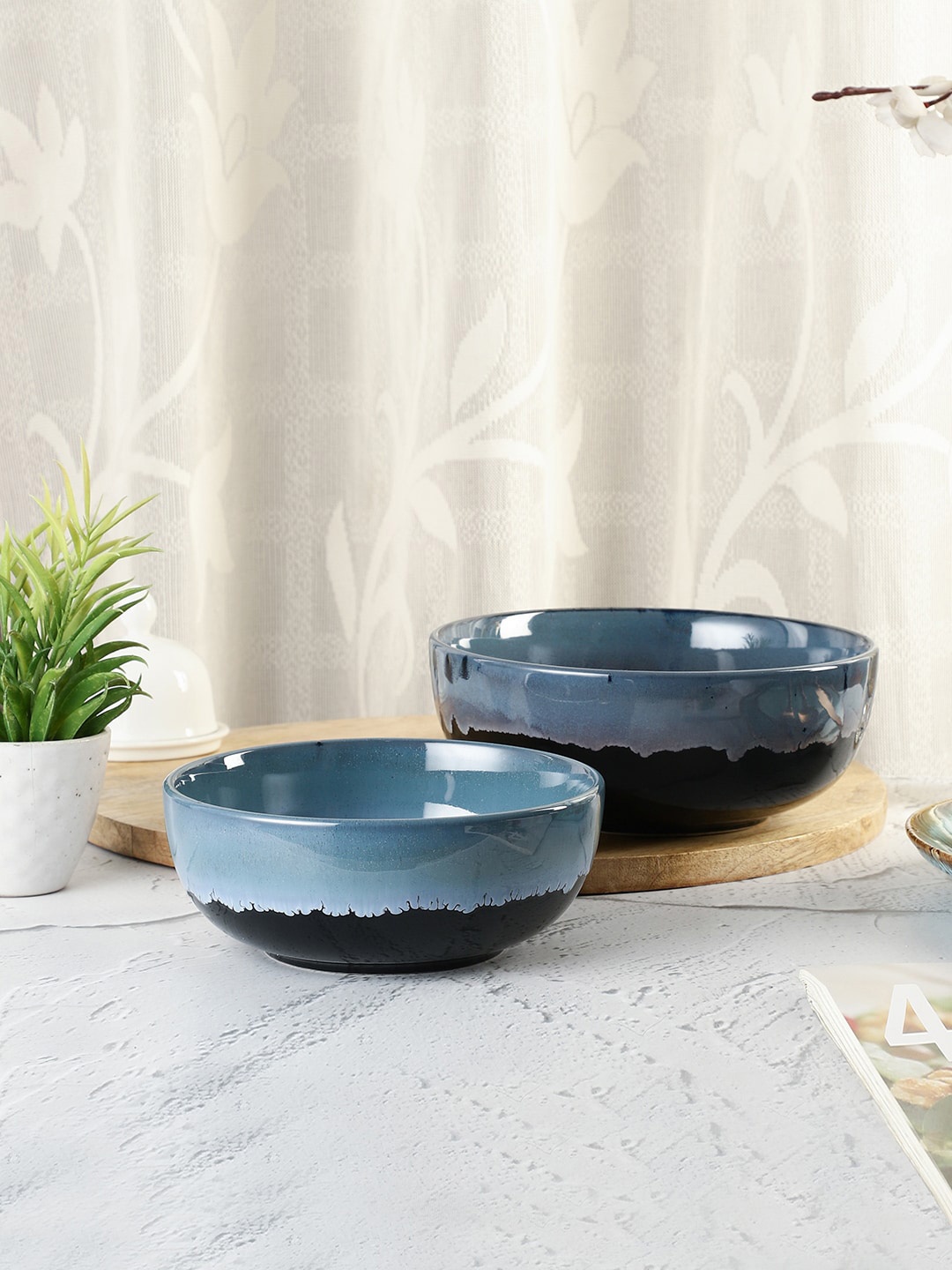 

VarEesha Leher Set of 2 Blue & Black Ceramic Round Serving Bowls