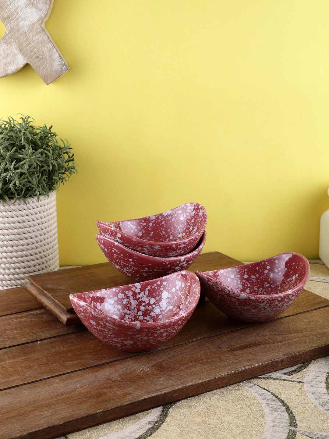 

VarEesha Nalini Set Of 4 Pink Ceramic Small Snack Boat Serving Bowls 250 ml