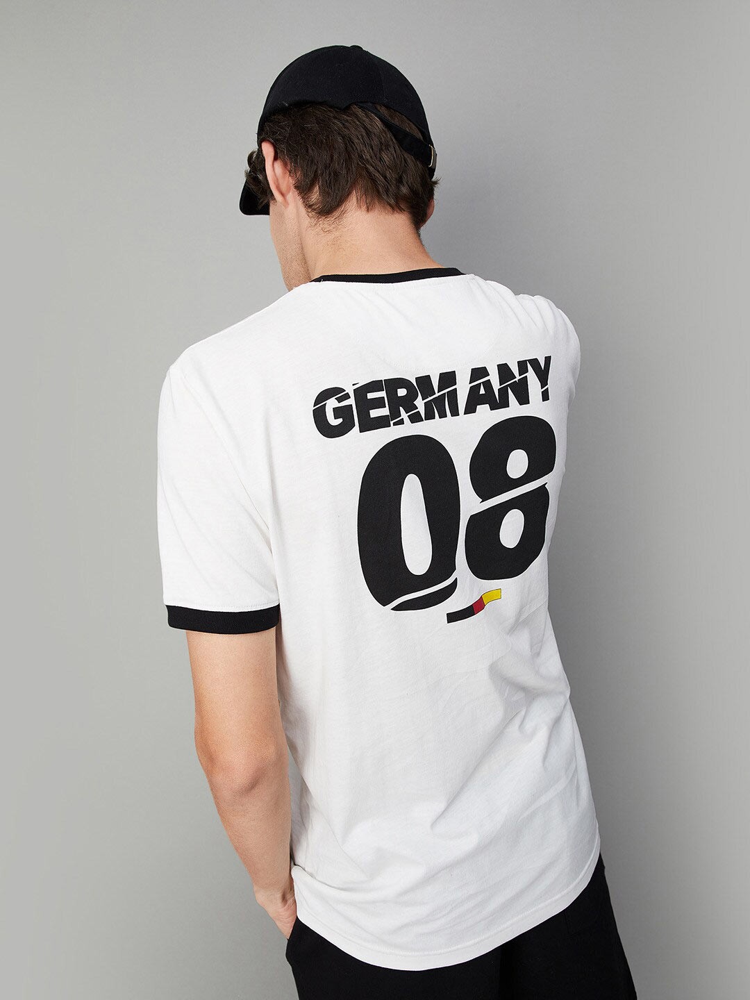 

max Men White Printed Slim Fit Cotton T-shirt