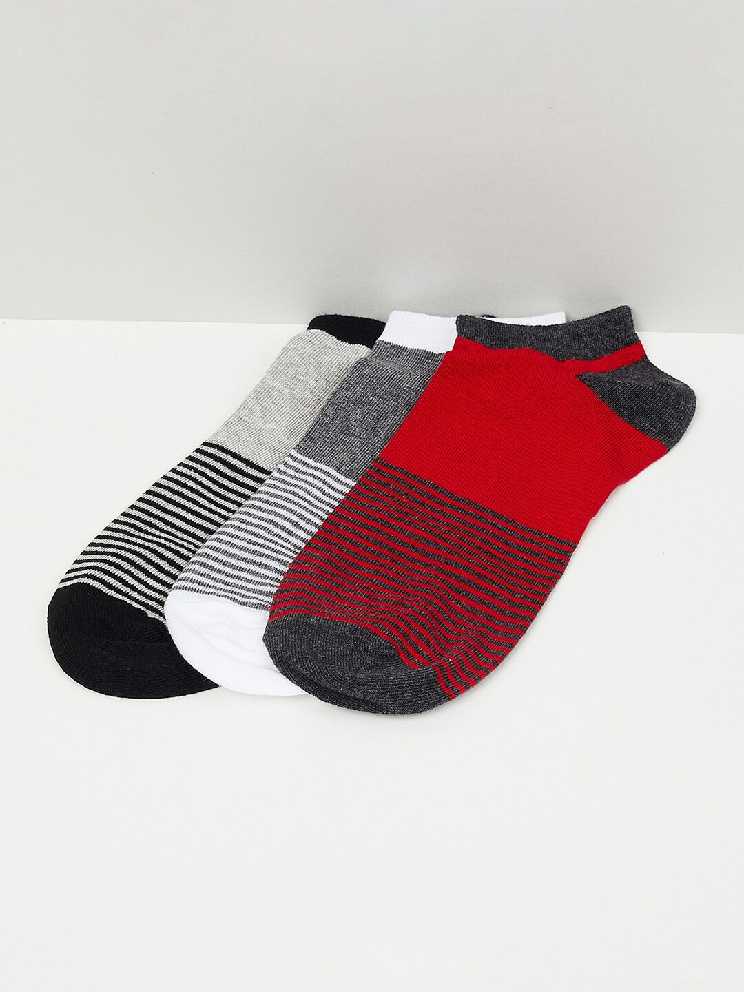 

max Men Pack Of 3 Patterned Ankle Length Cotton Socks, Red