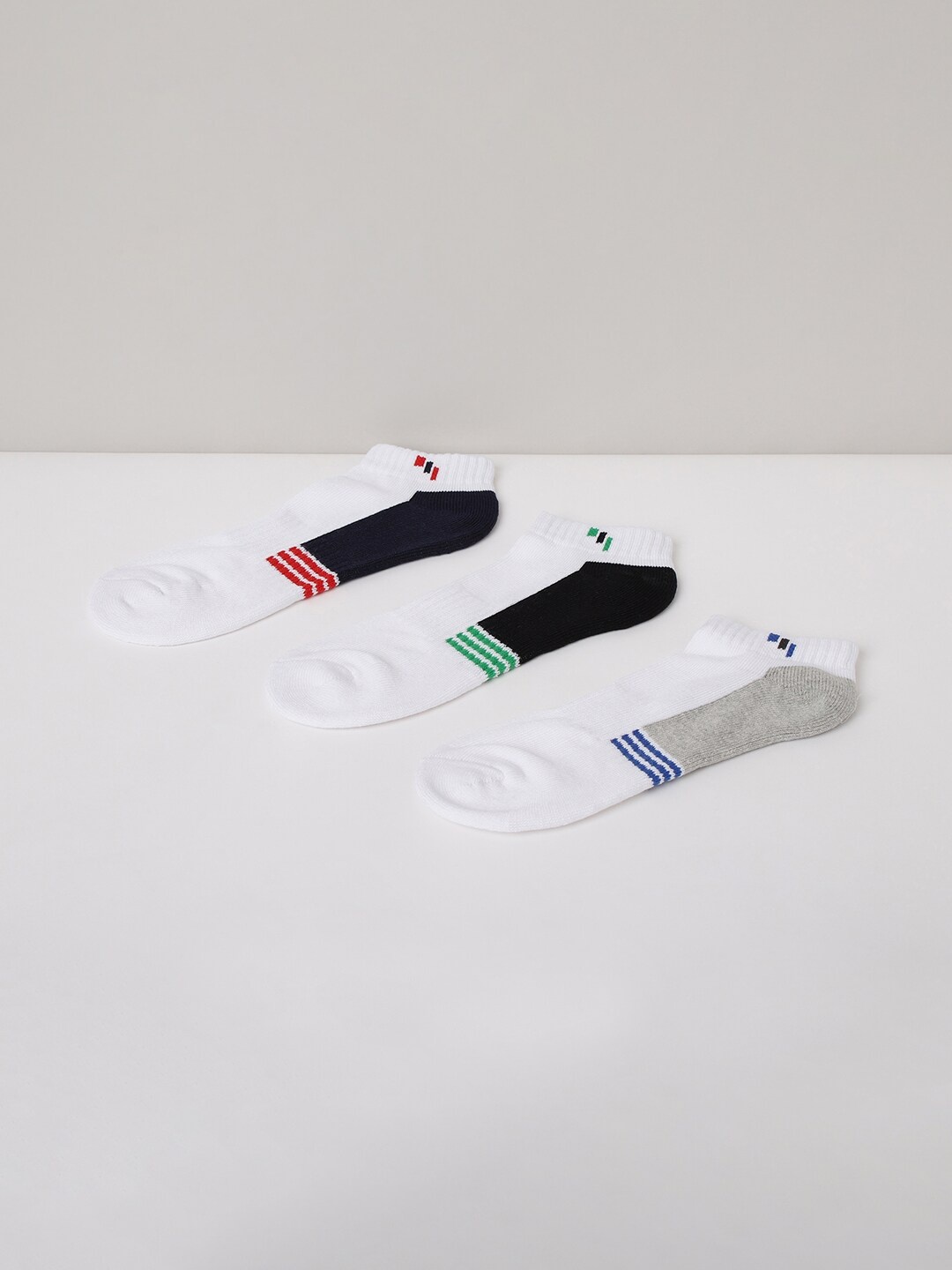

max Men Pack Of 3 Colourblocked Ankle-Length Cotton Socks, White