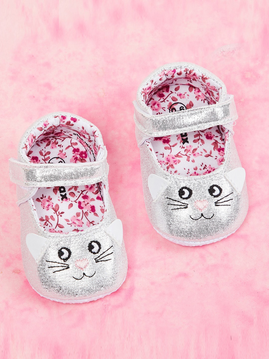 

max Infant Girls Silver-Toned Self-Design Booties