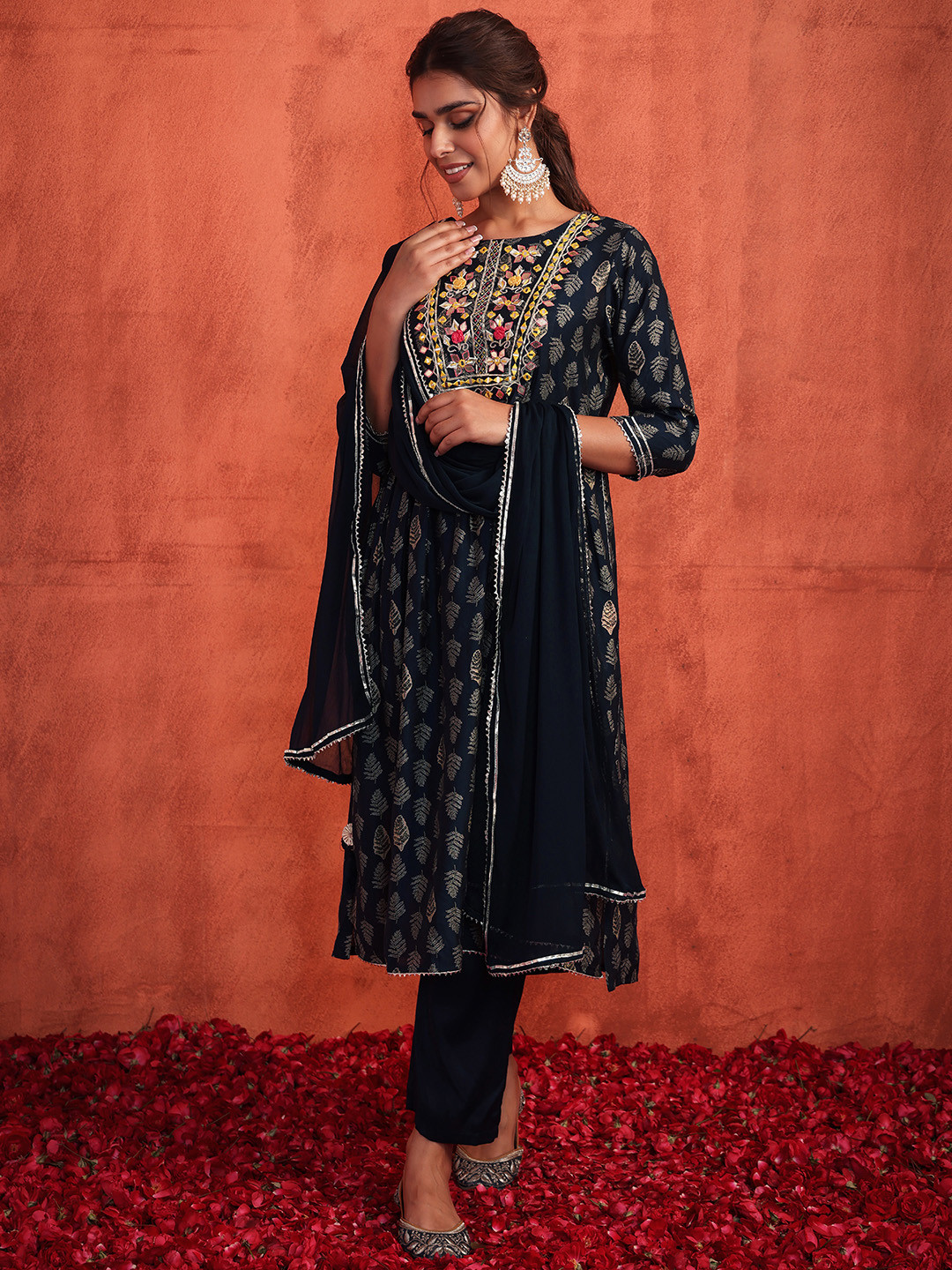 

INDYA Ethnic Motifs Printed Panelled Thread Work Kurti with Trousers & With Dupatta, Navy blue