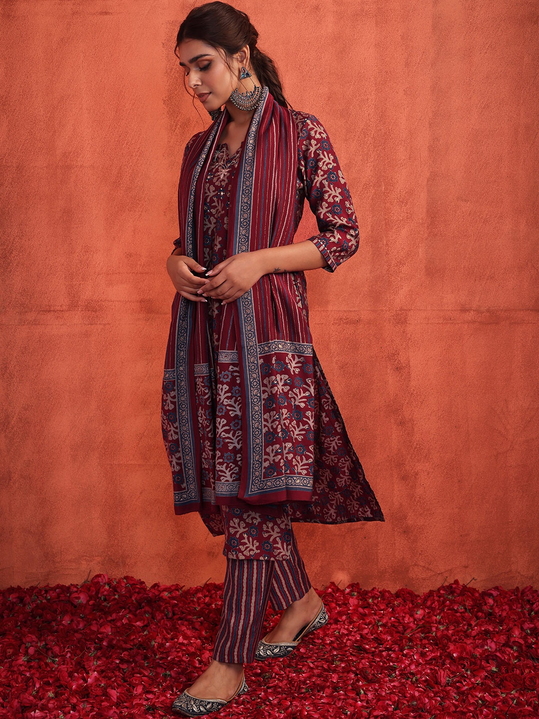 

INDYA Women Floral Printed Mirror Work Kurta With Trousers & With Dupatta, Maroon